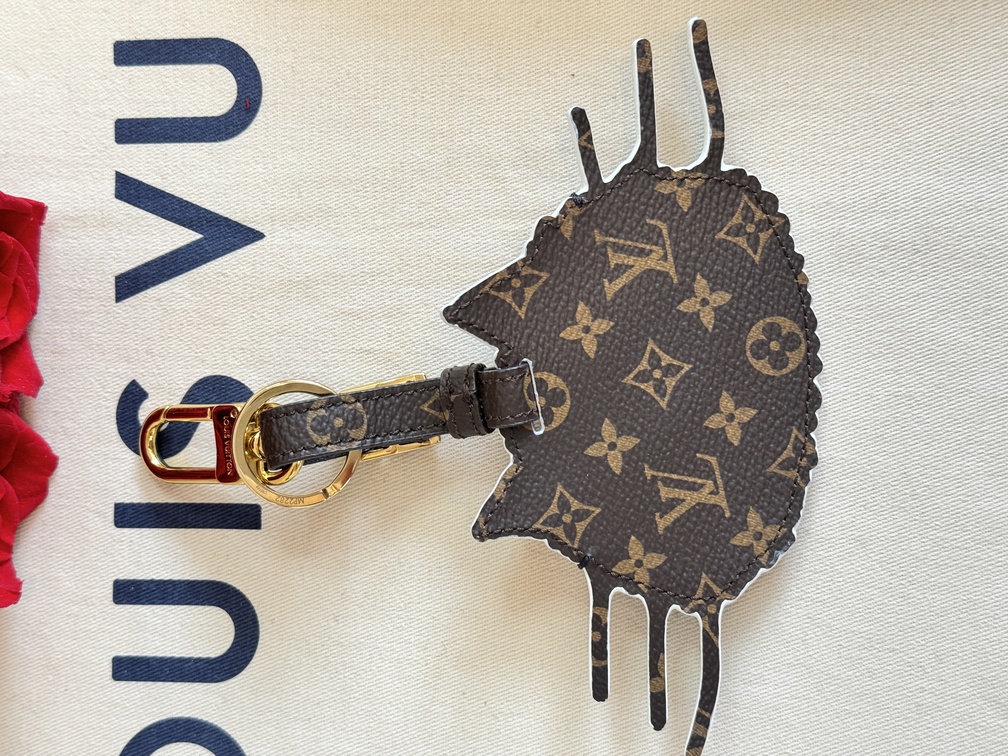 可愛いcharm【LOUIS VUITTON】LV Cat Bag Charm Creme monogram Louis Vuitton Leather Cat Bag Charm | Yoogi's Closet